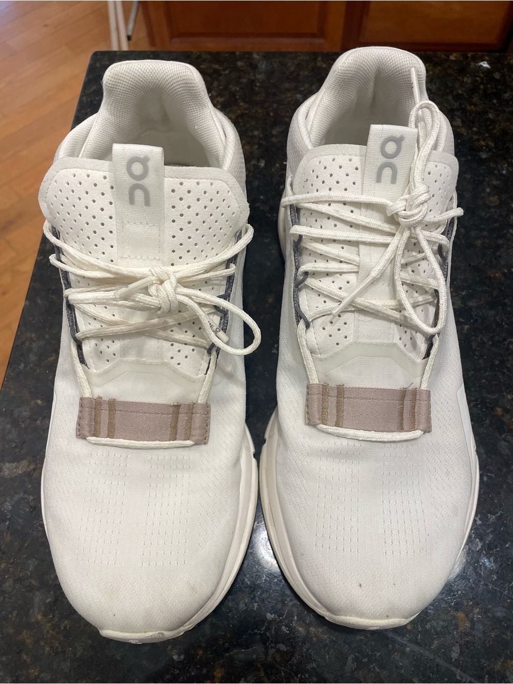 On Cloudnova 2 Men’s Size 9 Sand/White Sneakers
